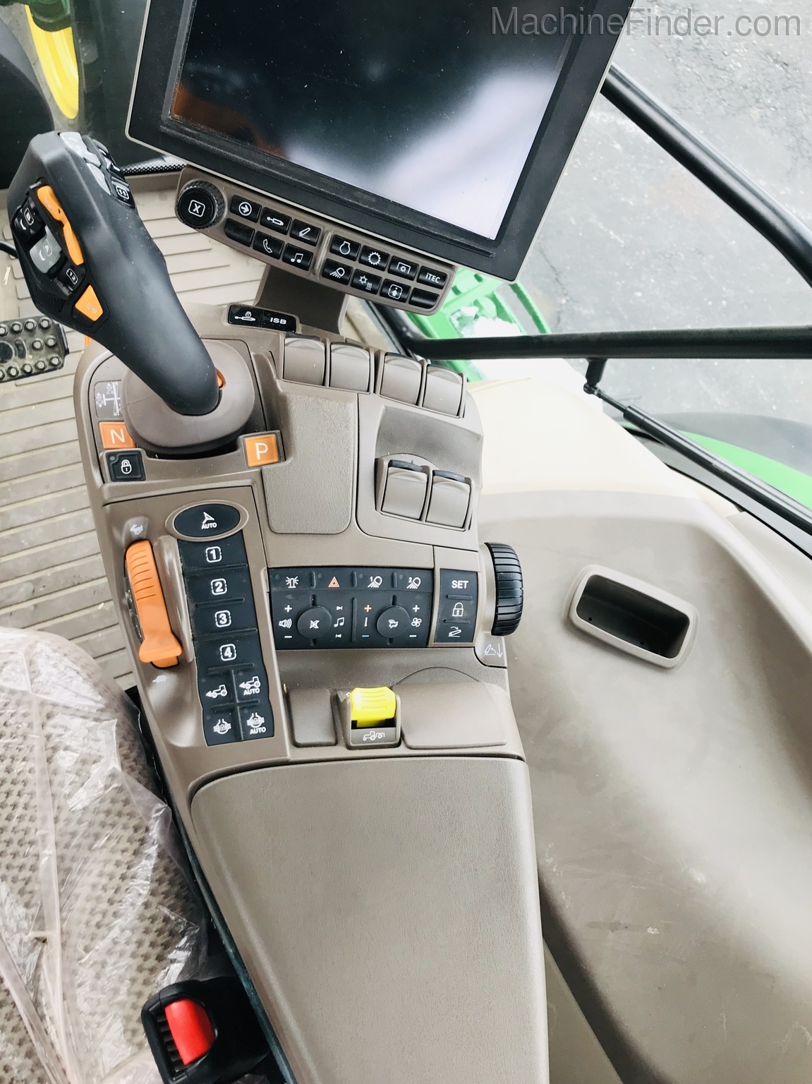 2019 John Deere 6215R Image 8