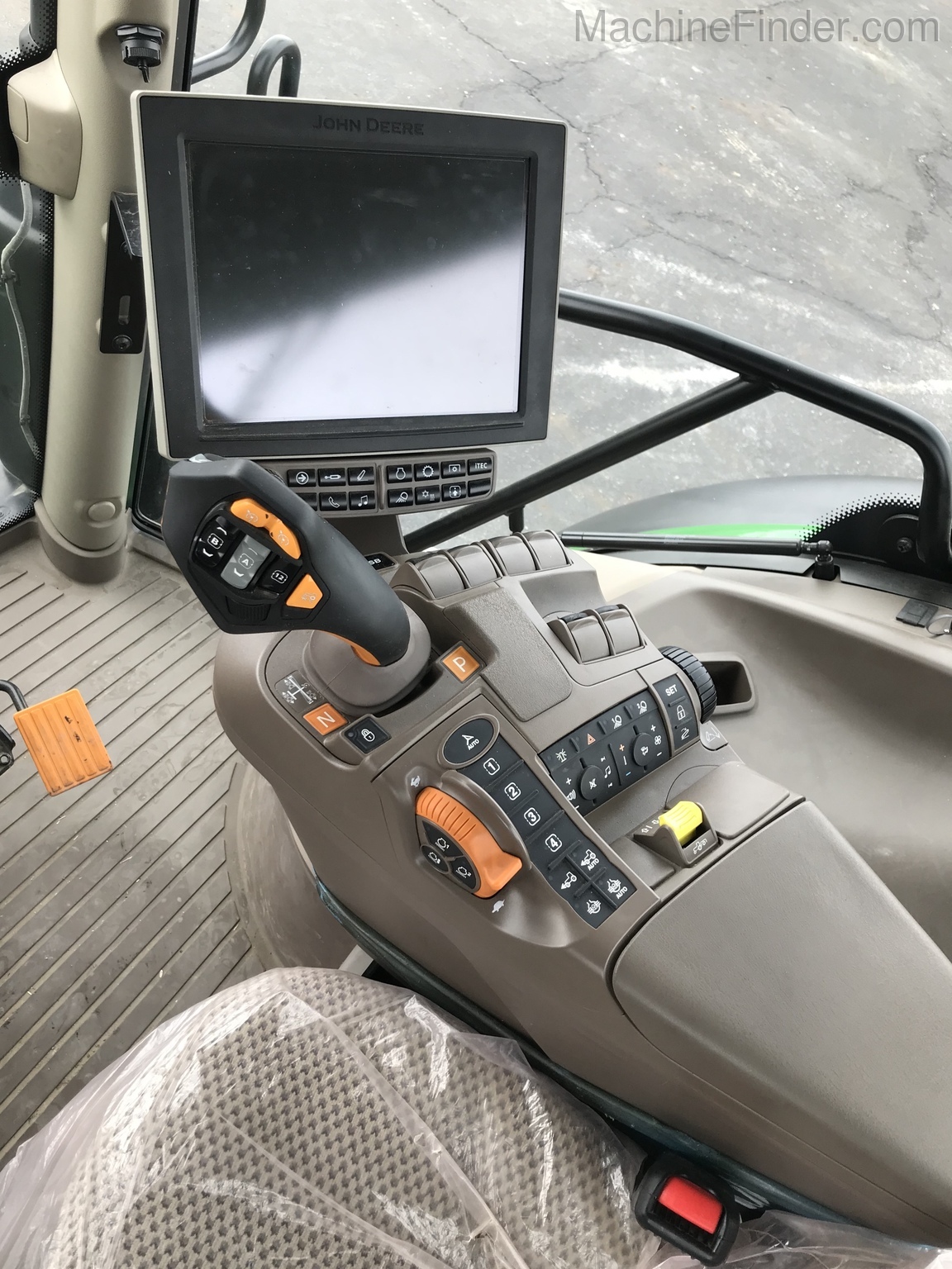 2019 John Deere 6215R Image 9