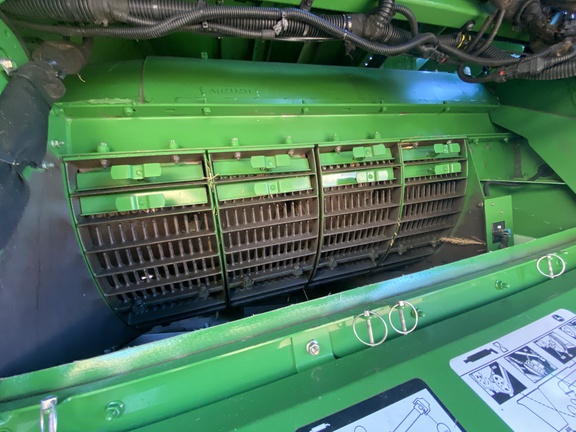 John Deere S680 image 24