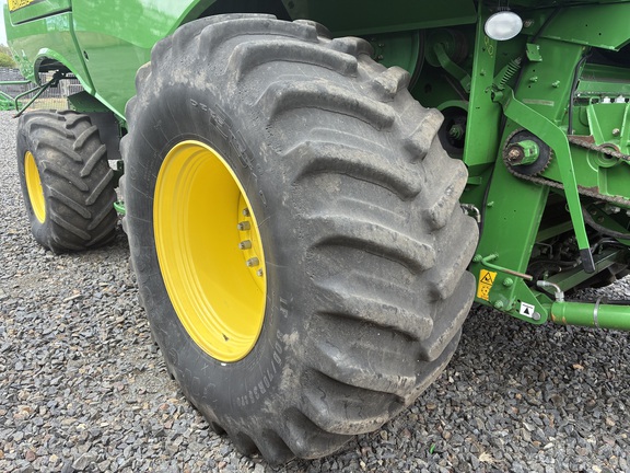 John Deere S680 image 18