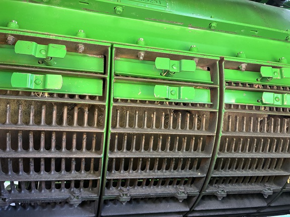 John Deere S680 image 34