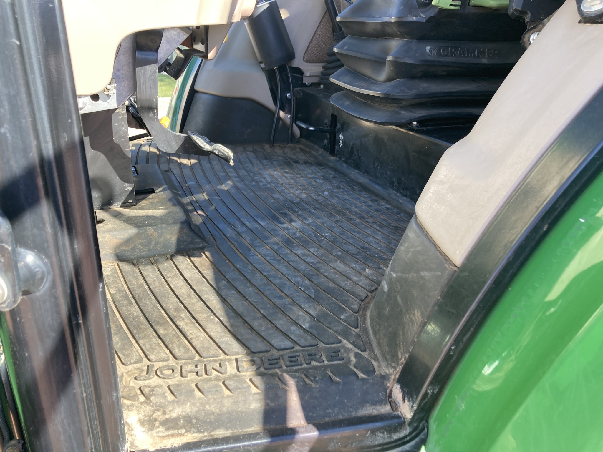 2014 John Deere 6140D Image 29