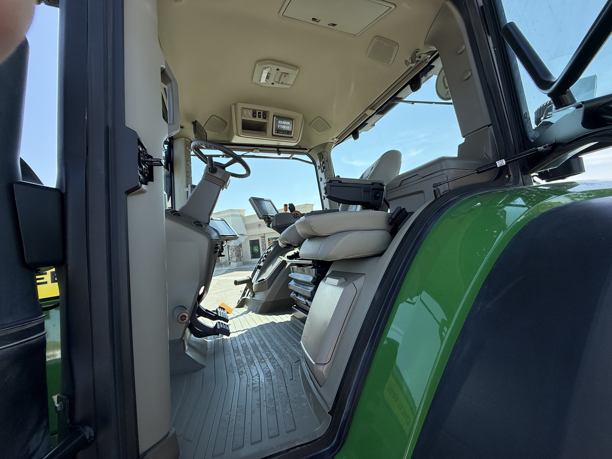 2023 John Deere 7R 230 Image 9