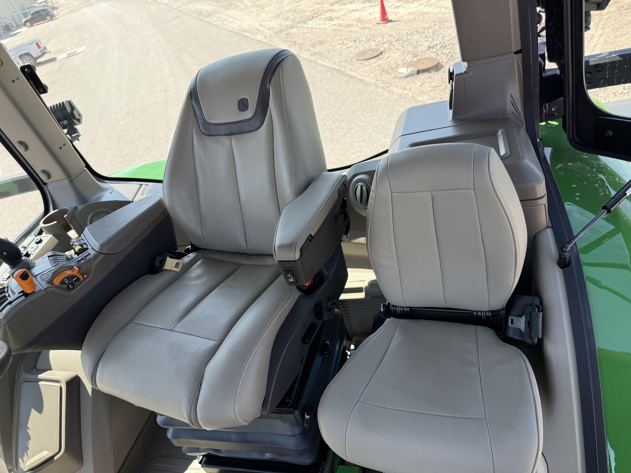 2023 John Deere 7R 230 Image 13