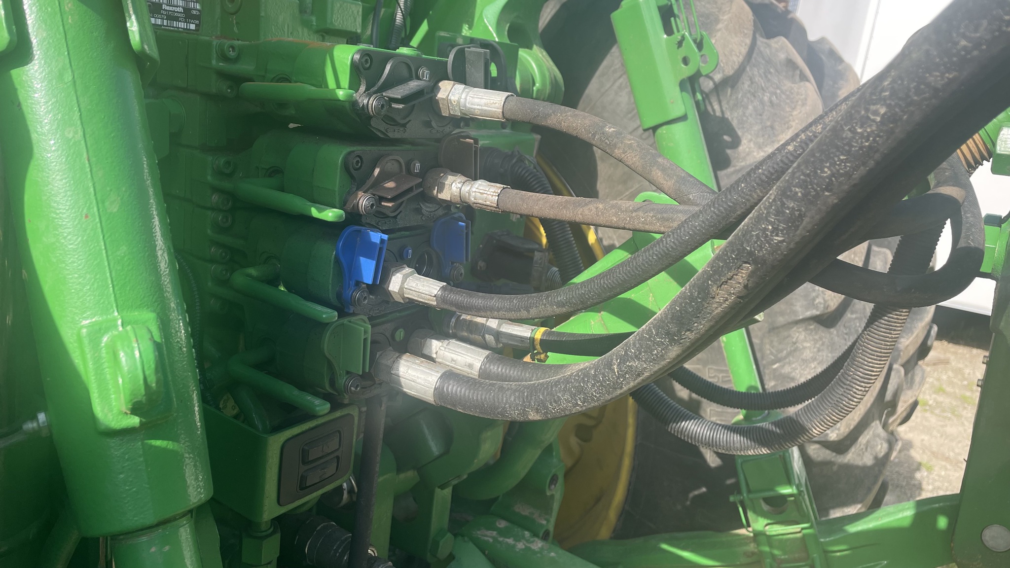 2011 John Deere 7230R Image 16