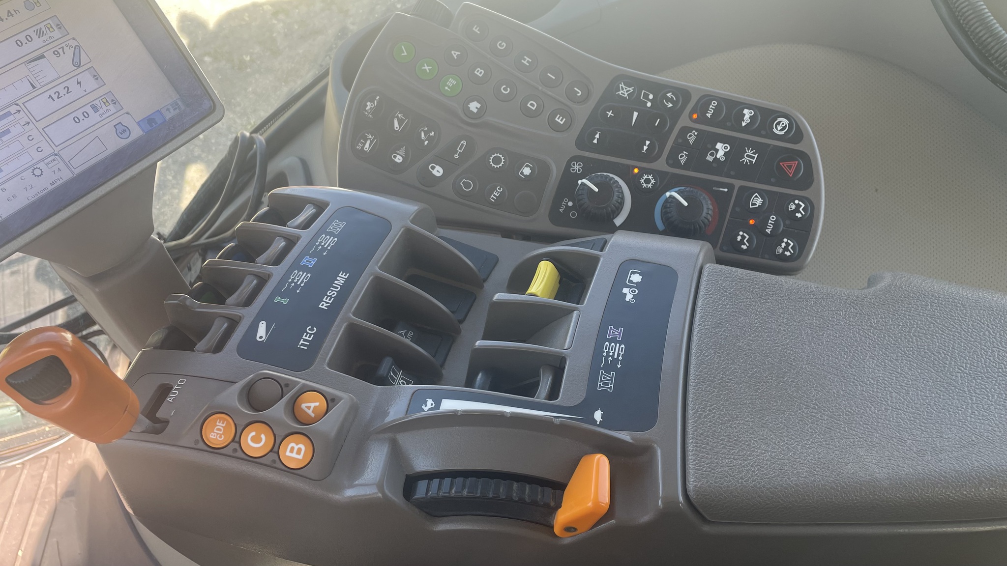 2011 John Deere 7230R Image 8