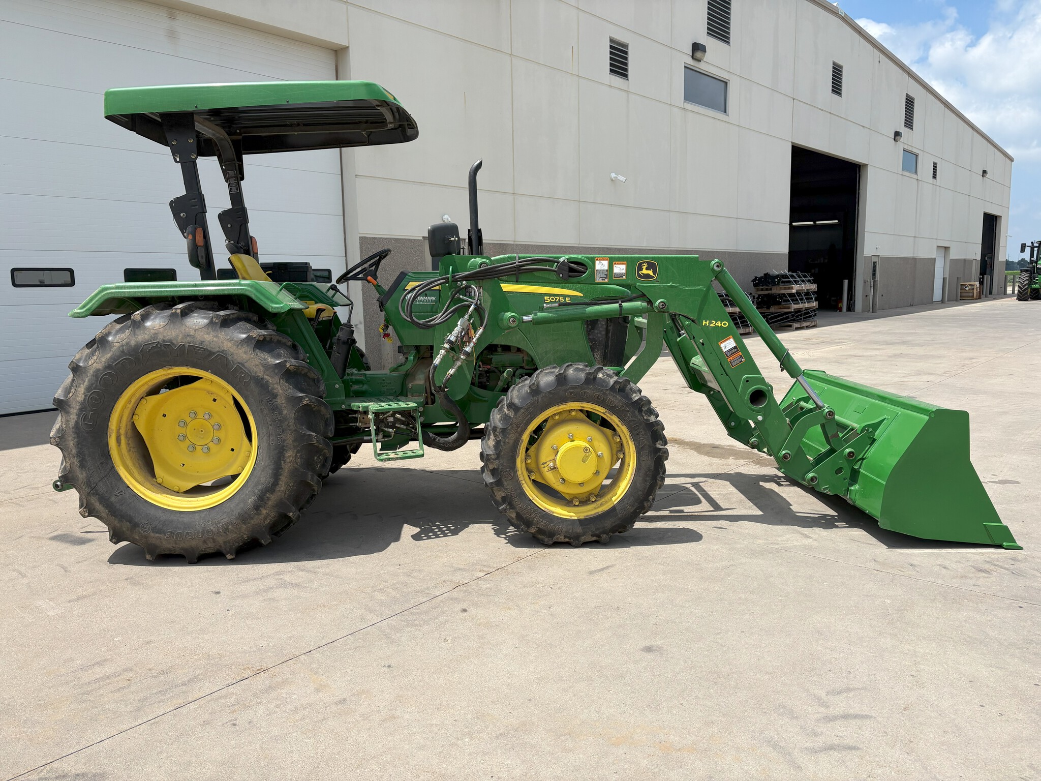 2013 John Deere 5075E Image 2