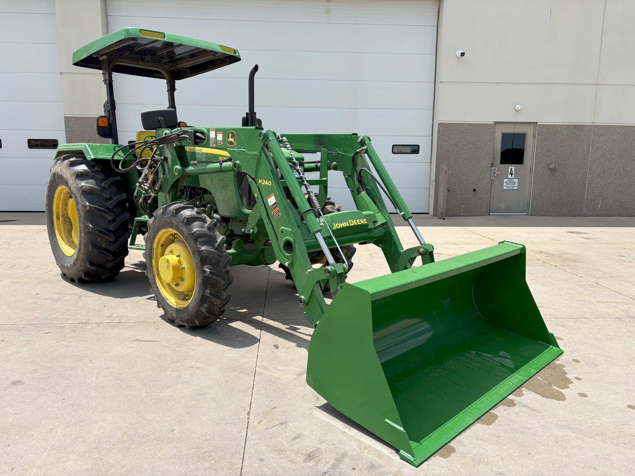 2013 John Deere 5075E Image 1