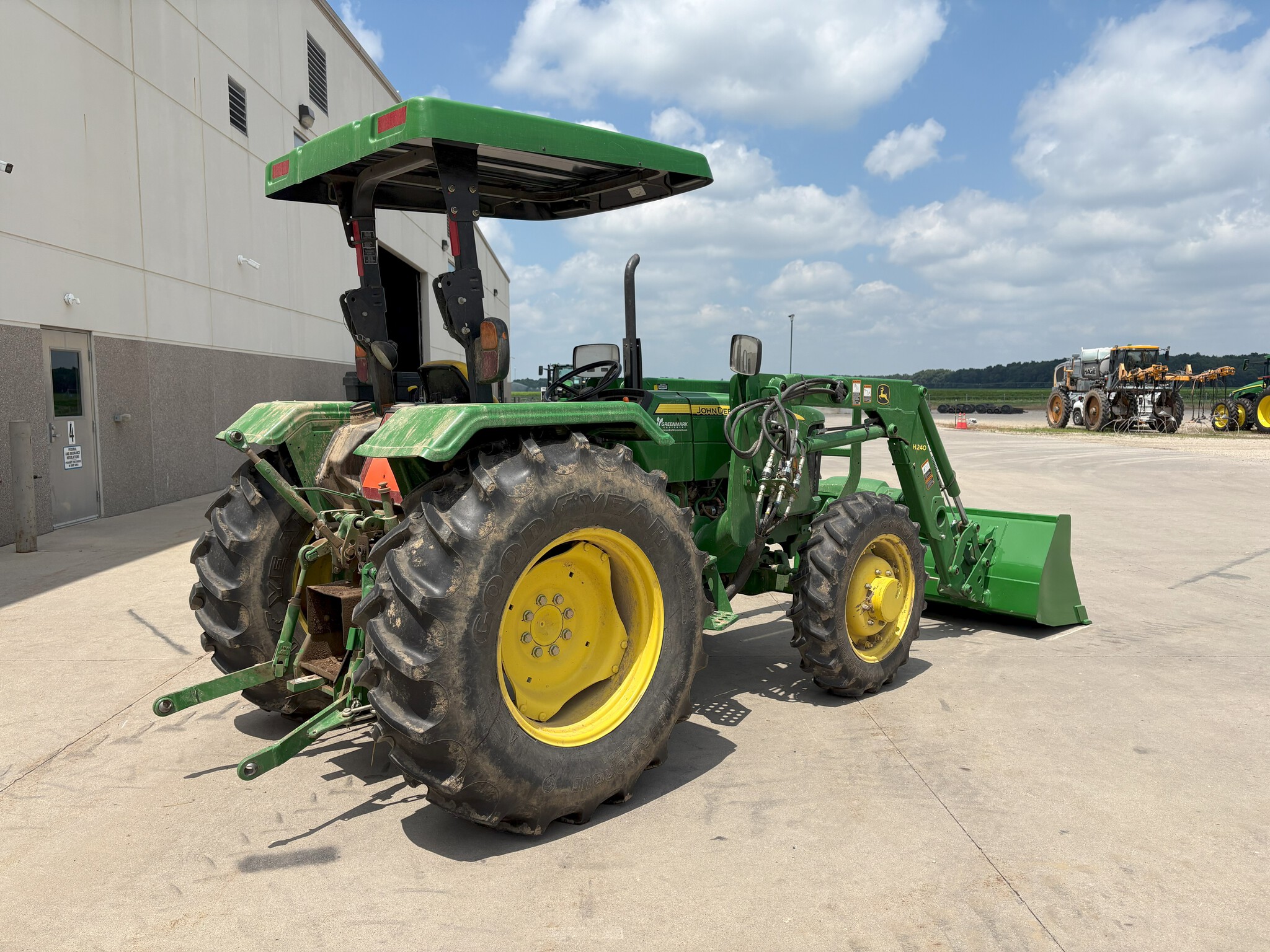2013 John Deere 5075E Image 3