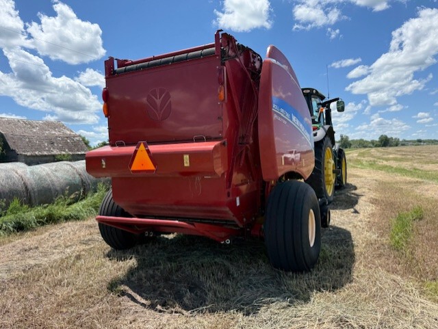 2014 New Holland Rollbelt 560 Image 2