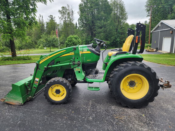 Photo of 2011 John Deere 3320