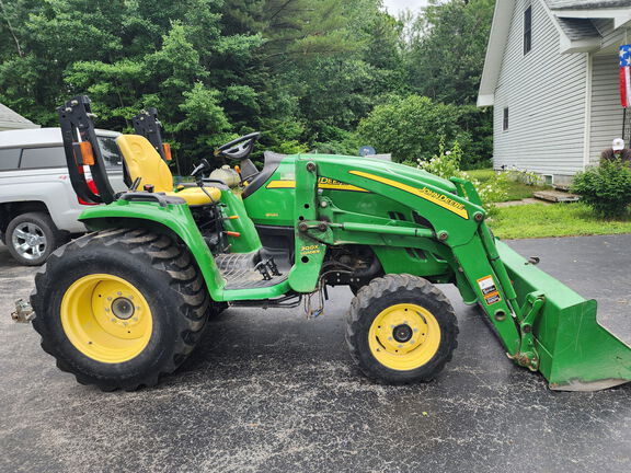 Photo of 2011 John Deere 3320