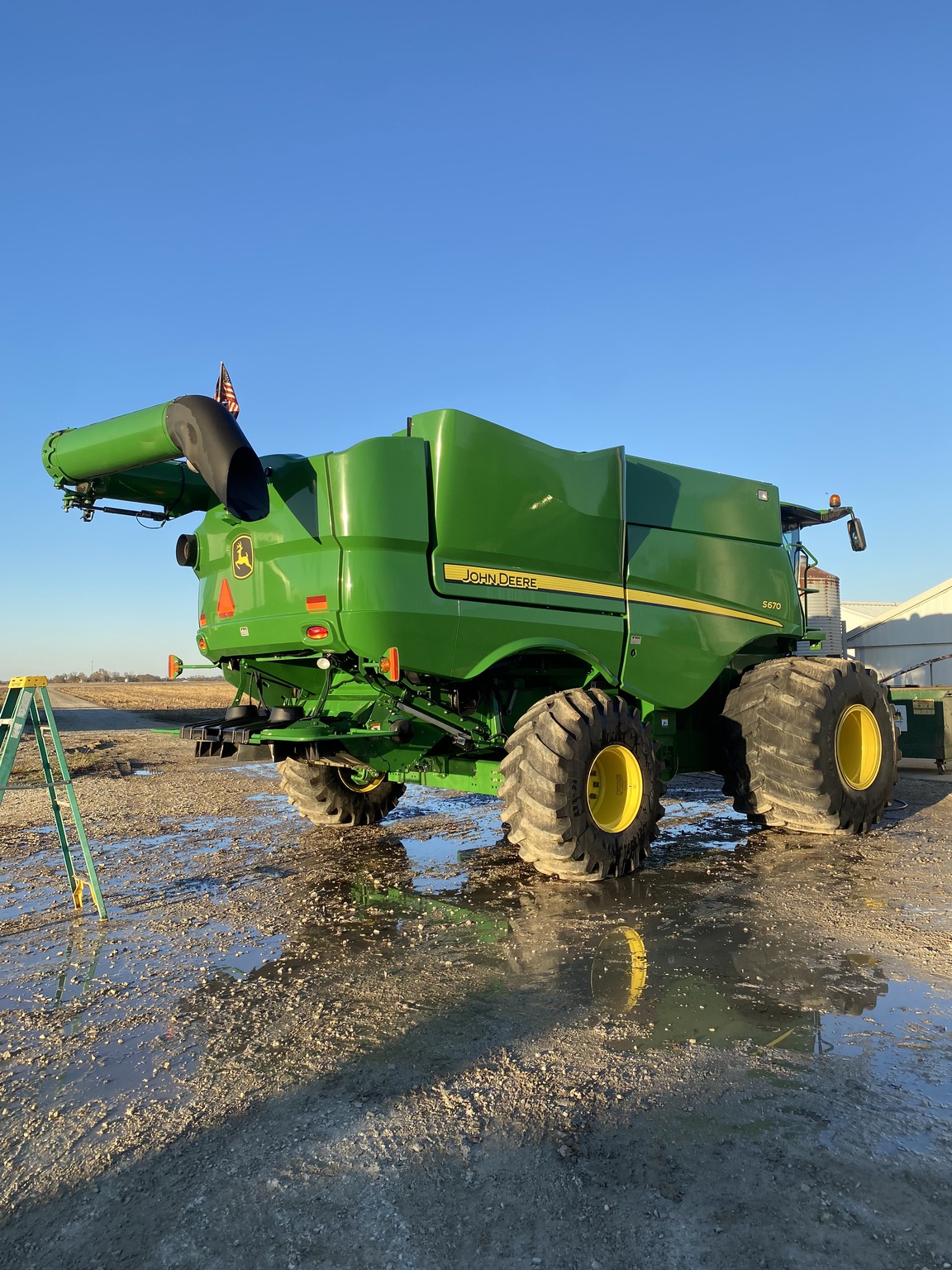 2015 John Deere S670 Image 2