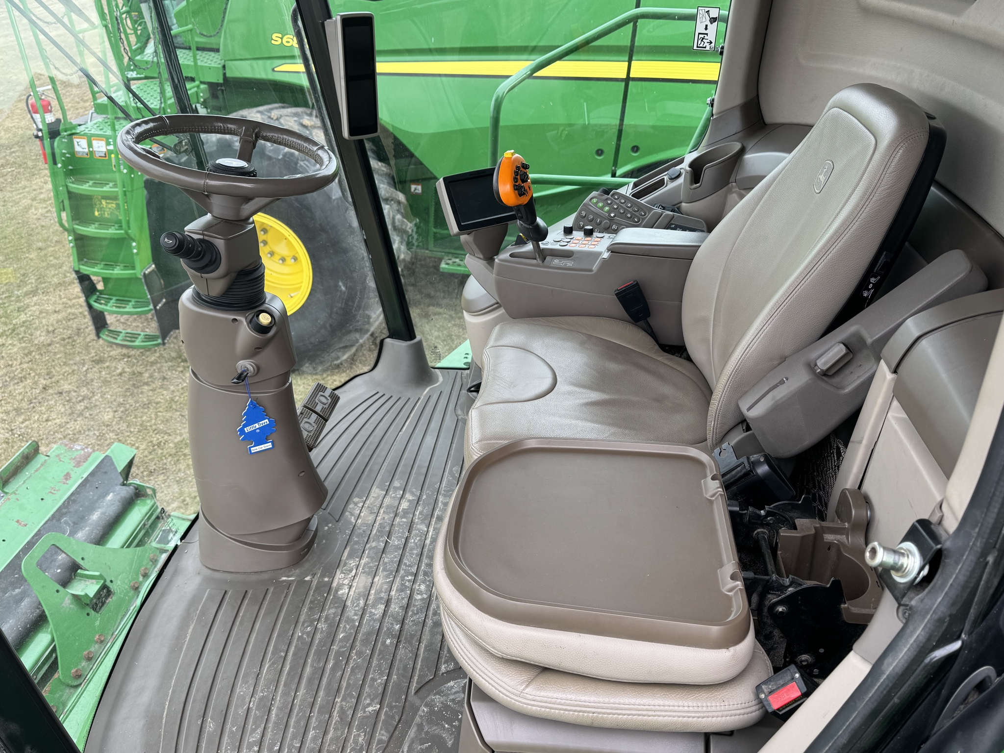 2015 John Deere S670 Image 7