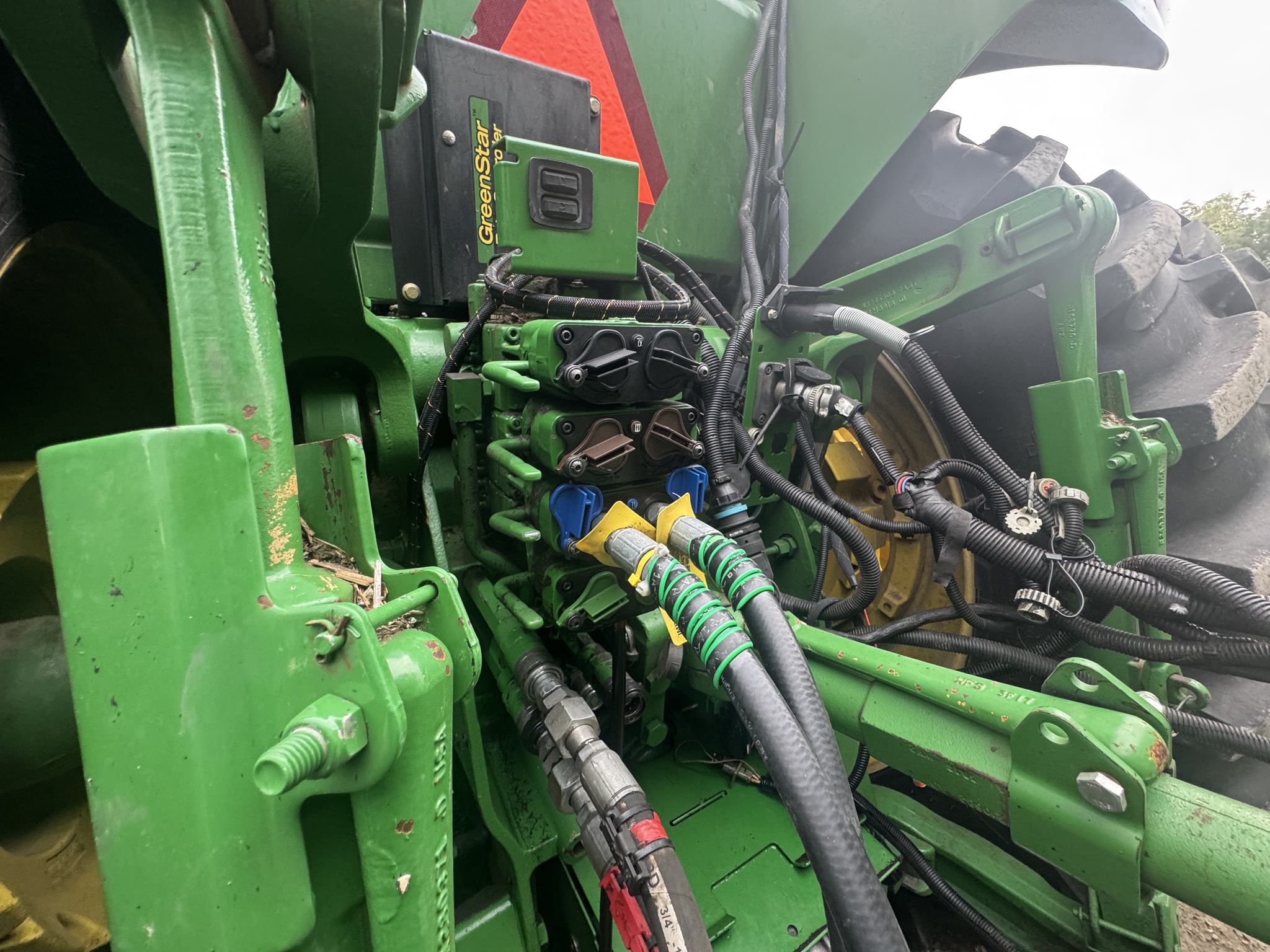 2013 John Deere 8285R Image 9