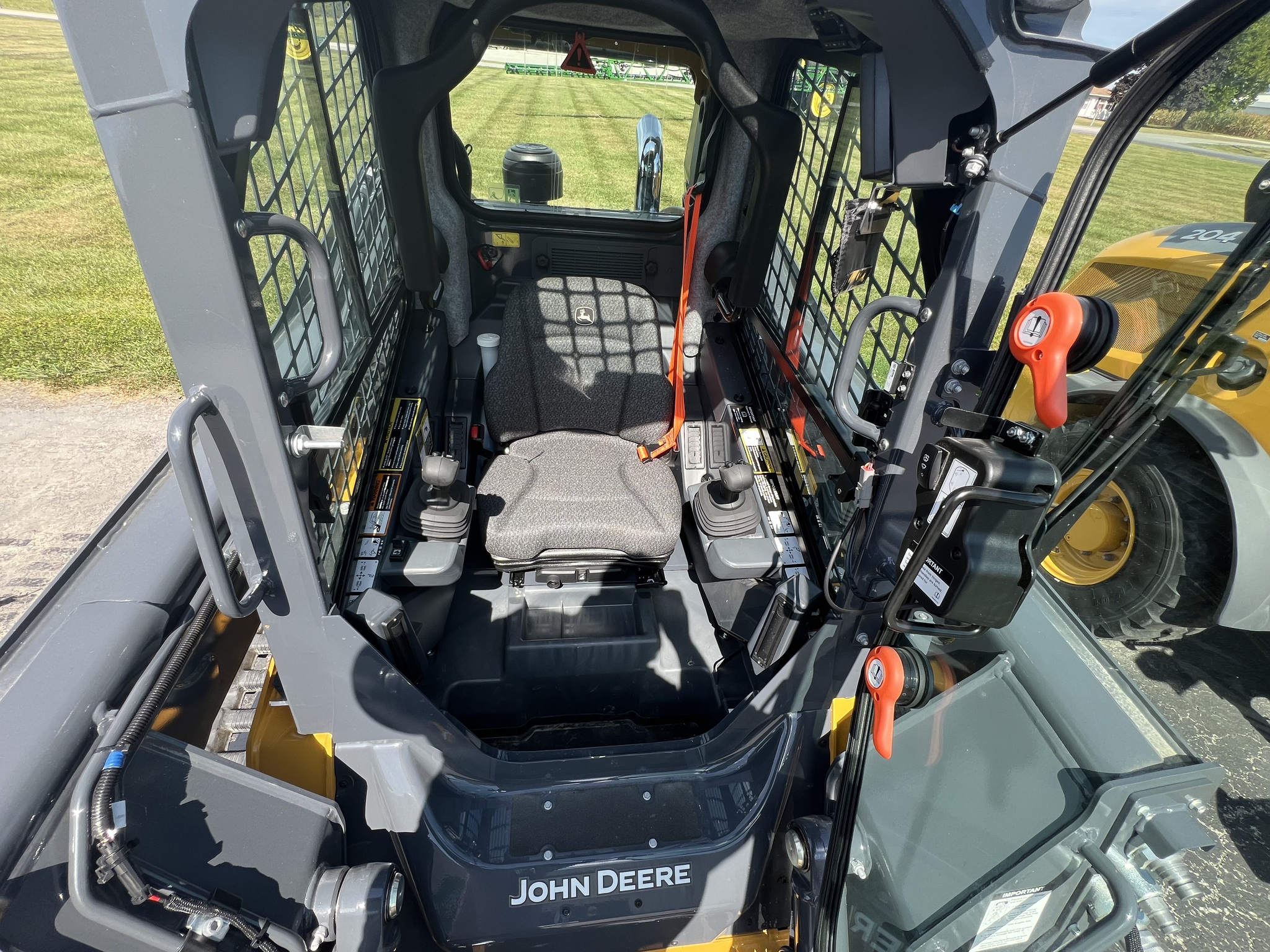 2025 John Deere 325G Image 5
