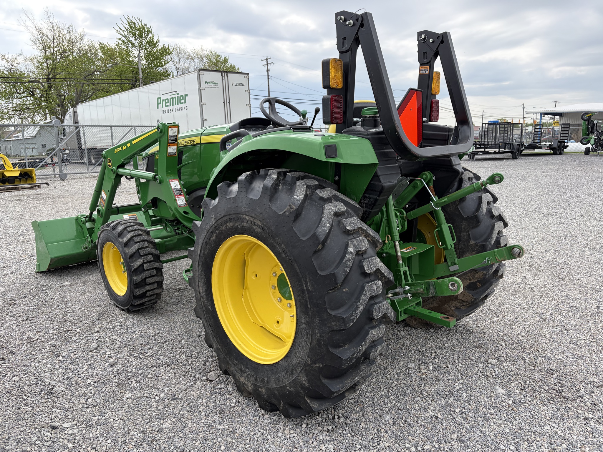 2023 John Deere 4066M Image 4