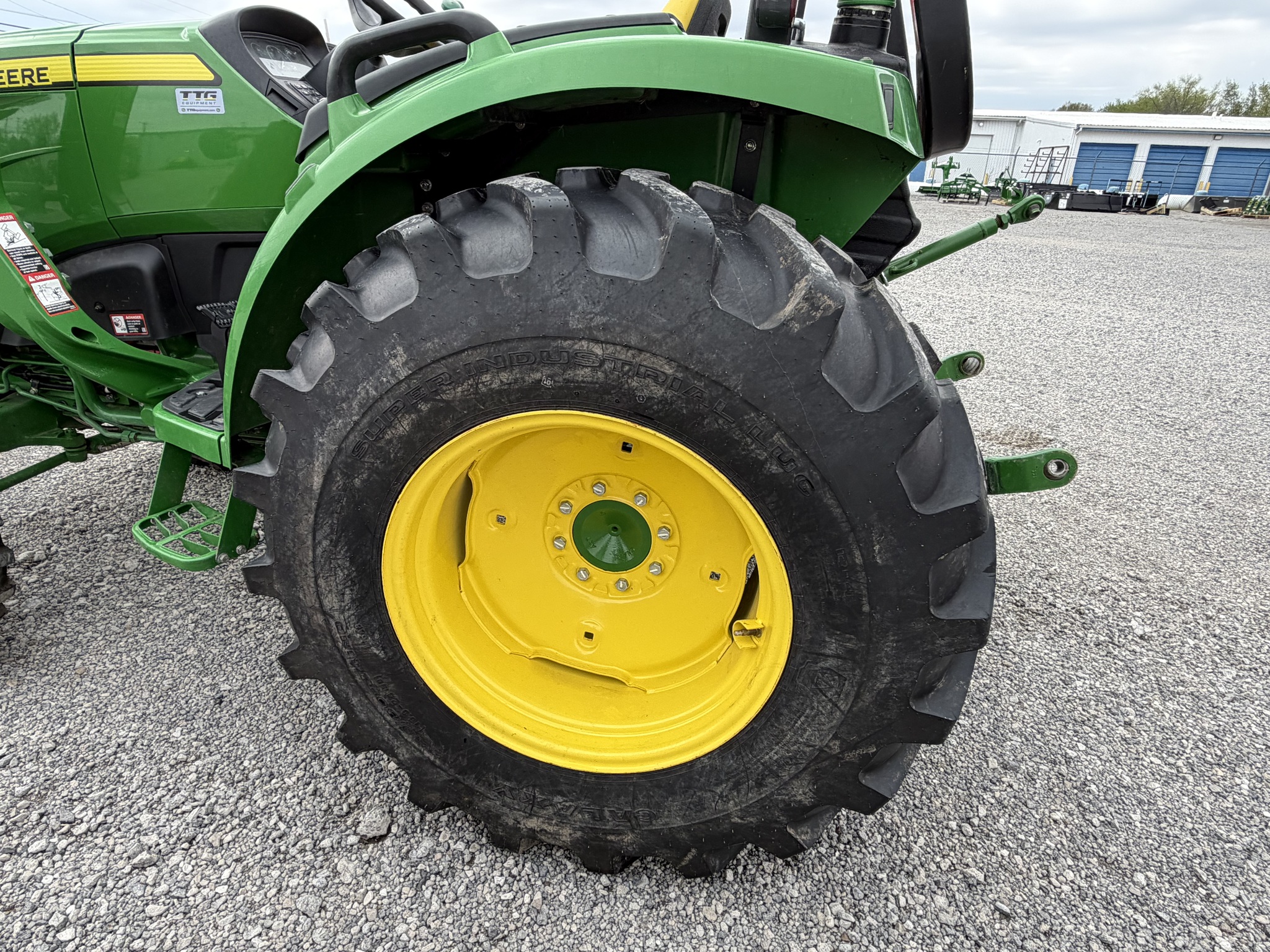 2023 John Deere 4066M Image 11