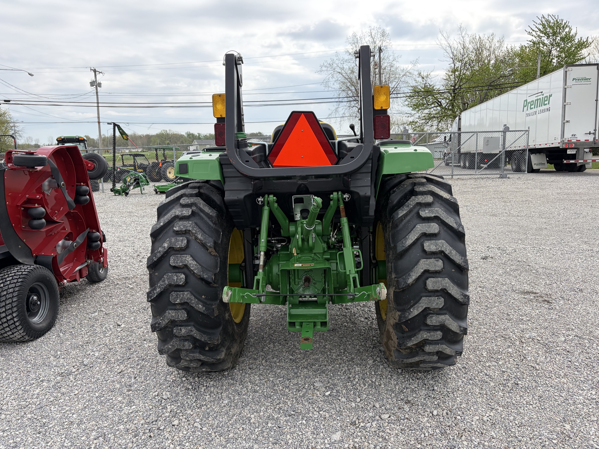 2023 John Deere 4066M Image 5