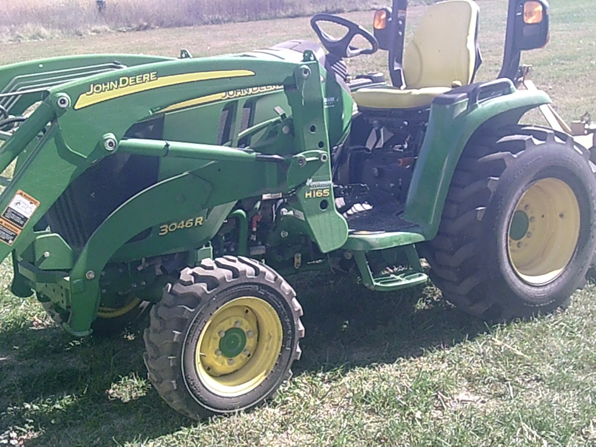 2017 John Deere 3046R Image 3