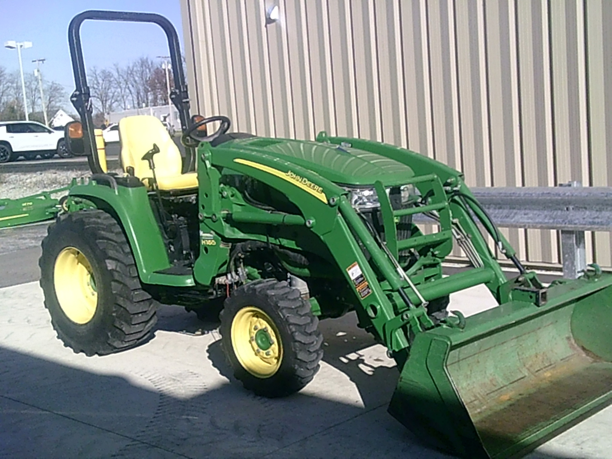 2017 John Deere 3046R Image 1