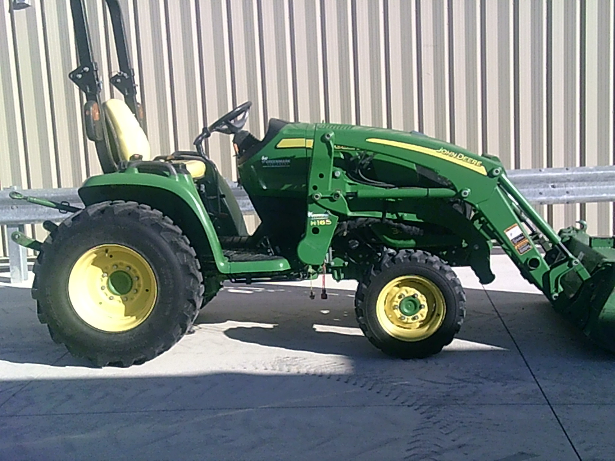 2017 John Deere 3046R Image 2
