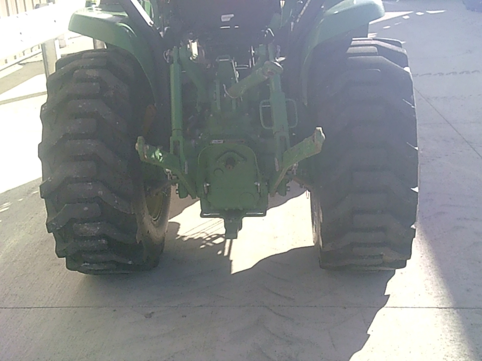 2017 John Deere 3046R Image 4