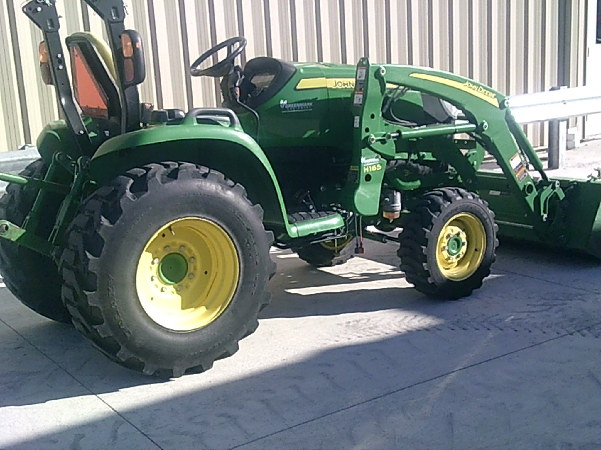 2017 John Deere 3046R Image 3