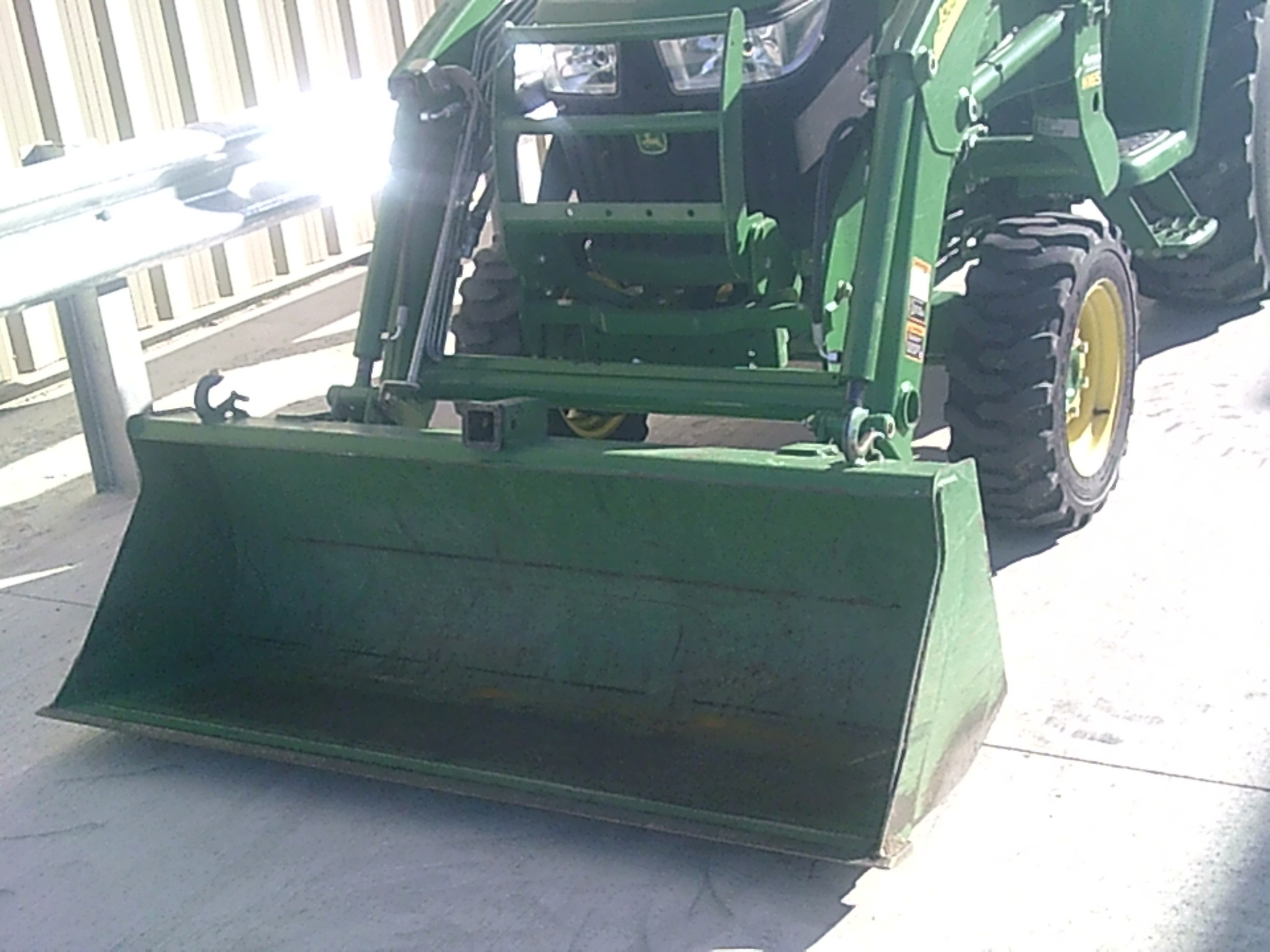 2017 John Deere 3046R Image 5