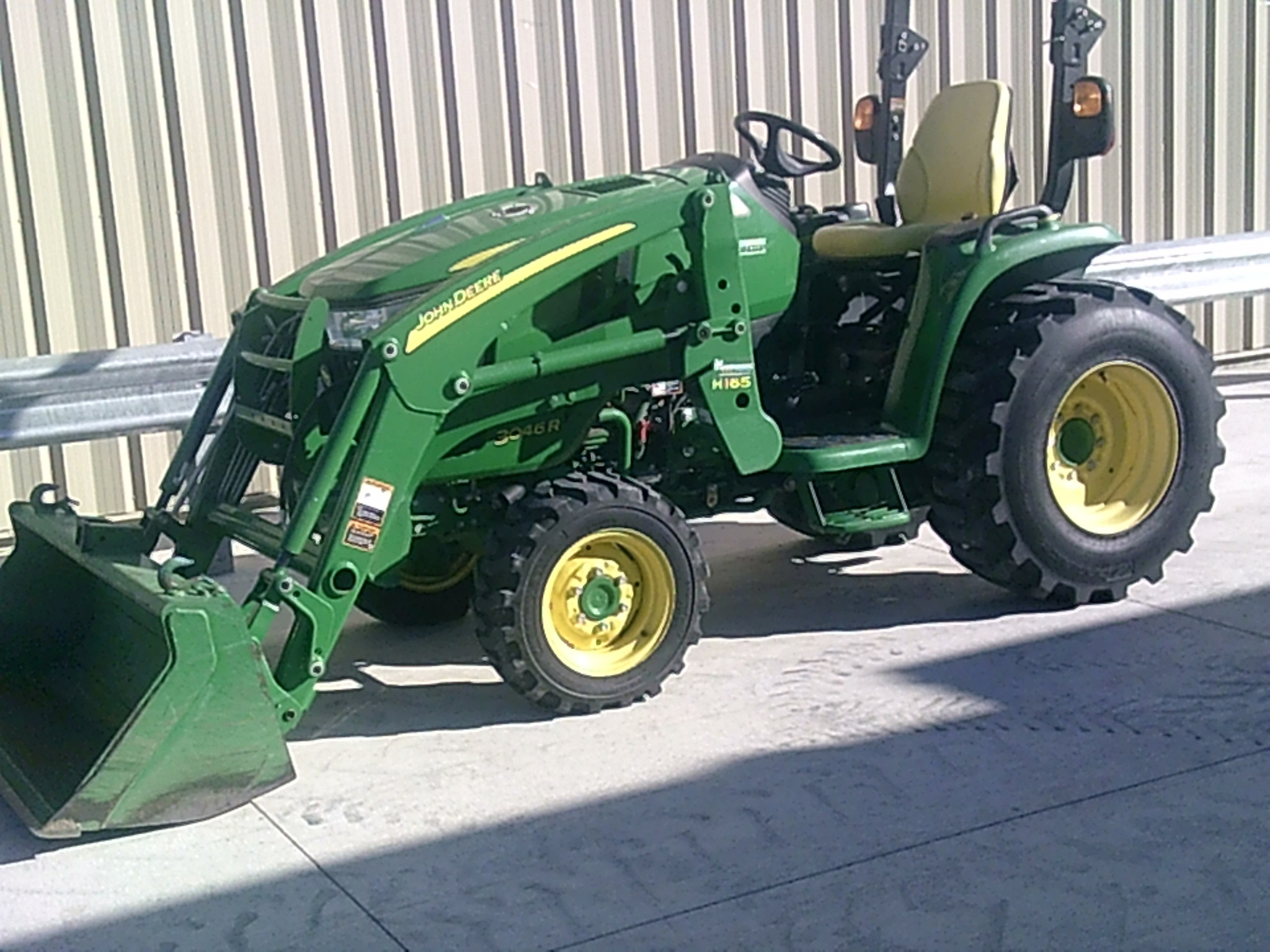 2017 John Deere 3046R Image 6