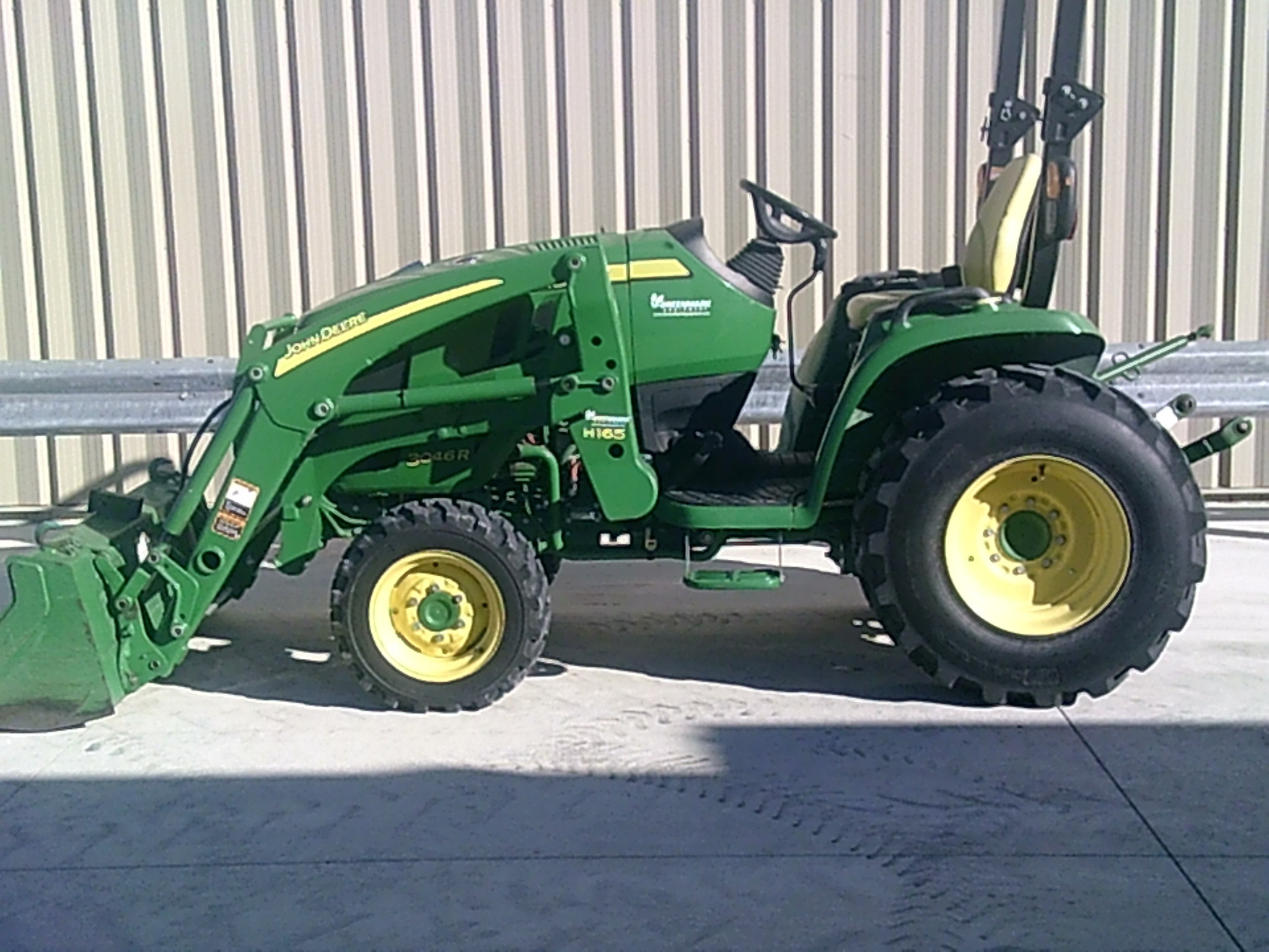 2017 John Deere 3046R Image 7