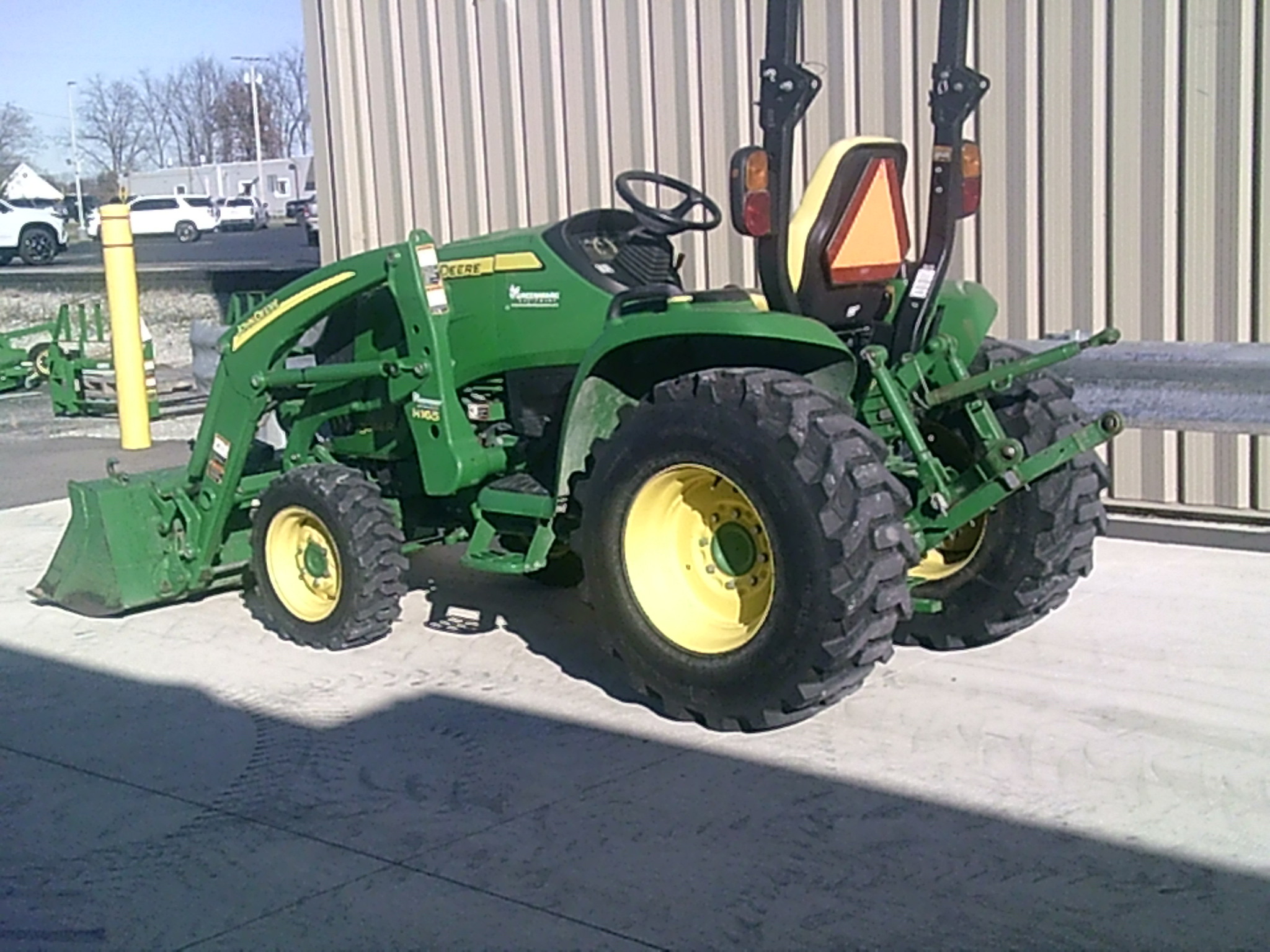 2017 John Deere 3046R Image 8