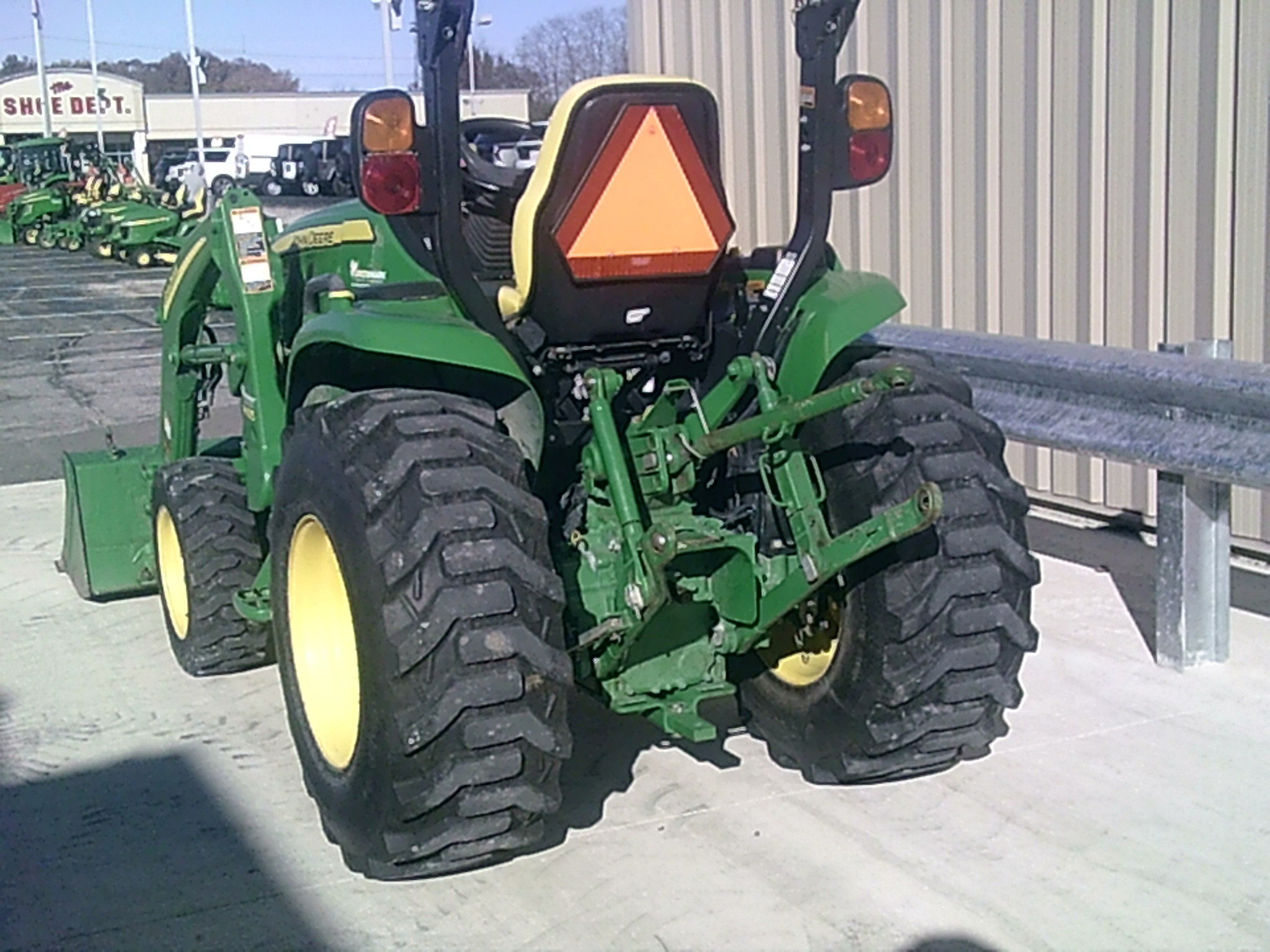 2017 John Deere 3046R Image 9
