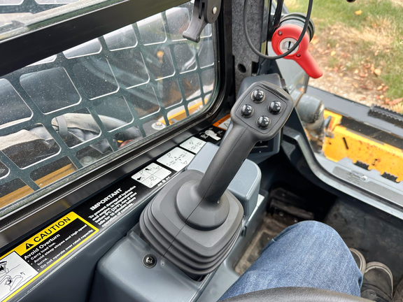 2023 John-Deere 325G