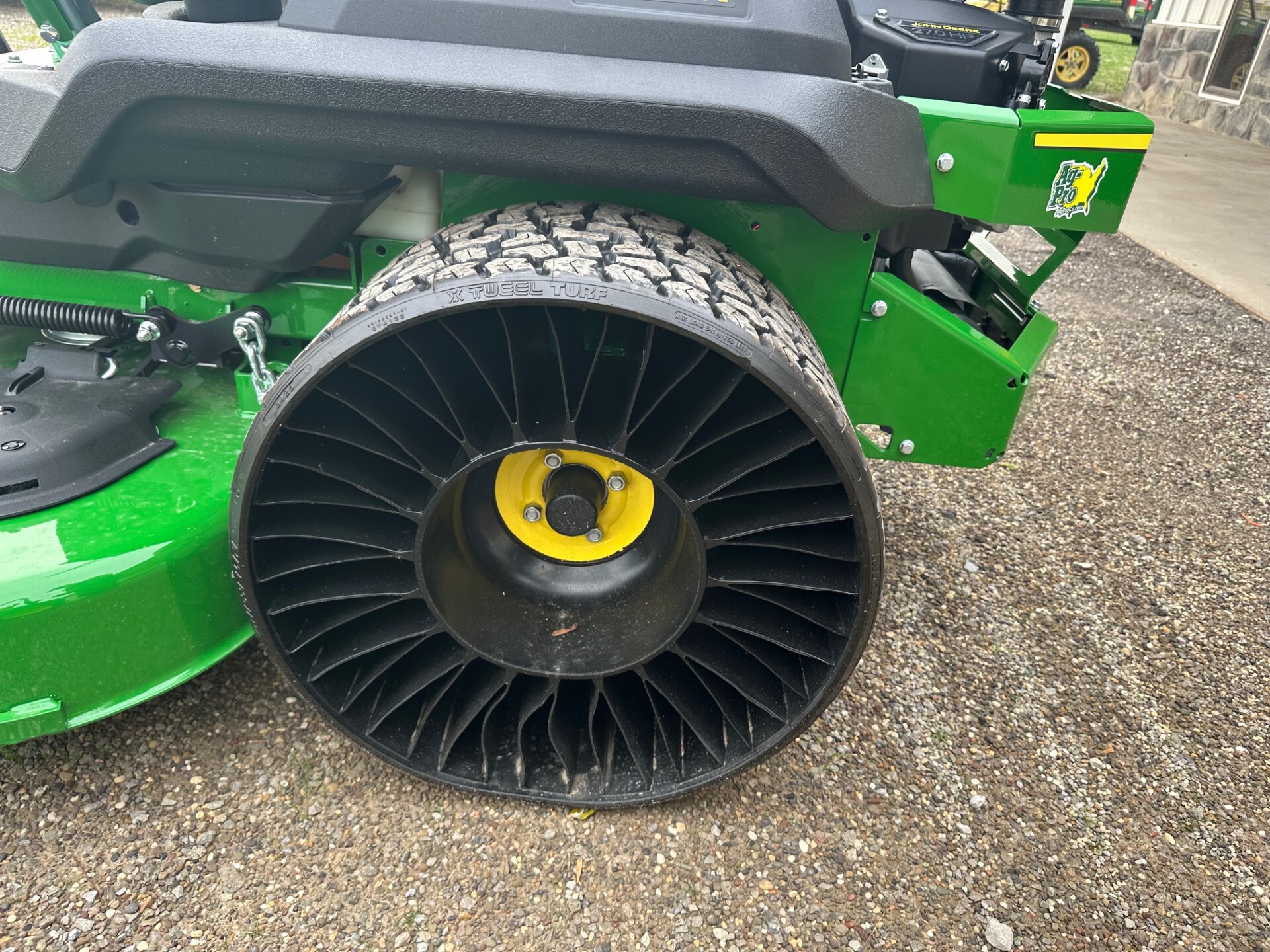 2025 John Deere Z760R Image 4