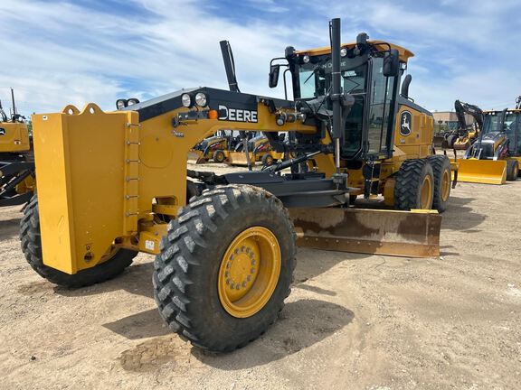 Photo of a 2023 John Deere 772G