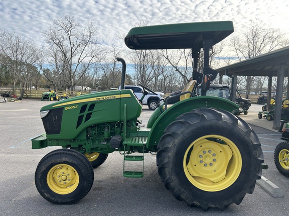 2019 John Deere 5065E Photo 2