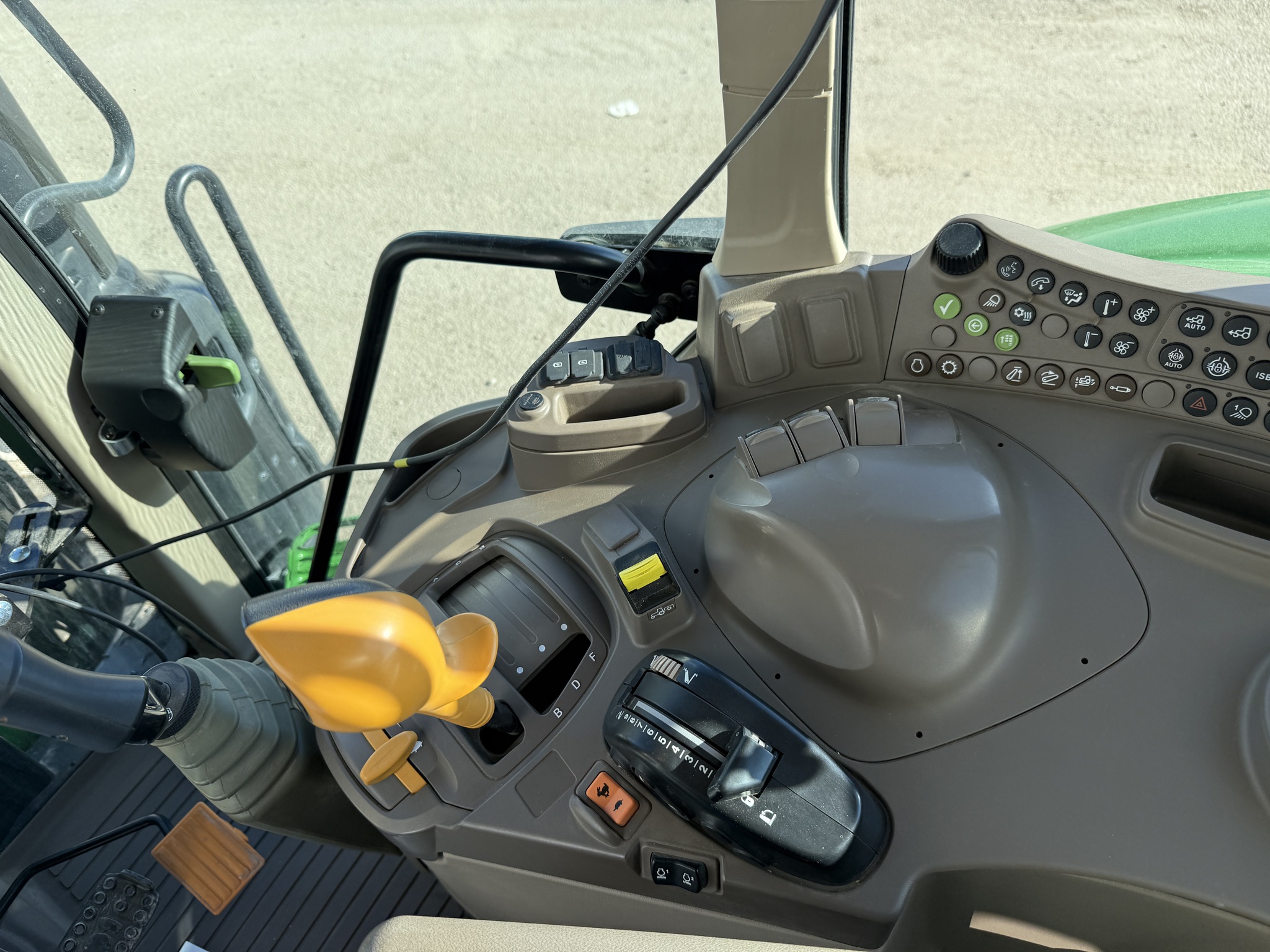 2022 John Deere 6145M Image 23