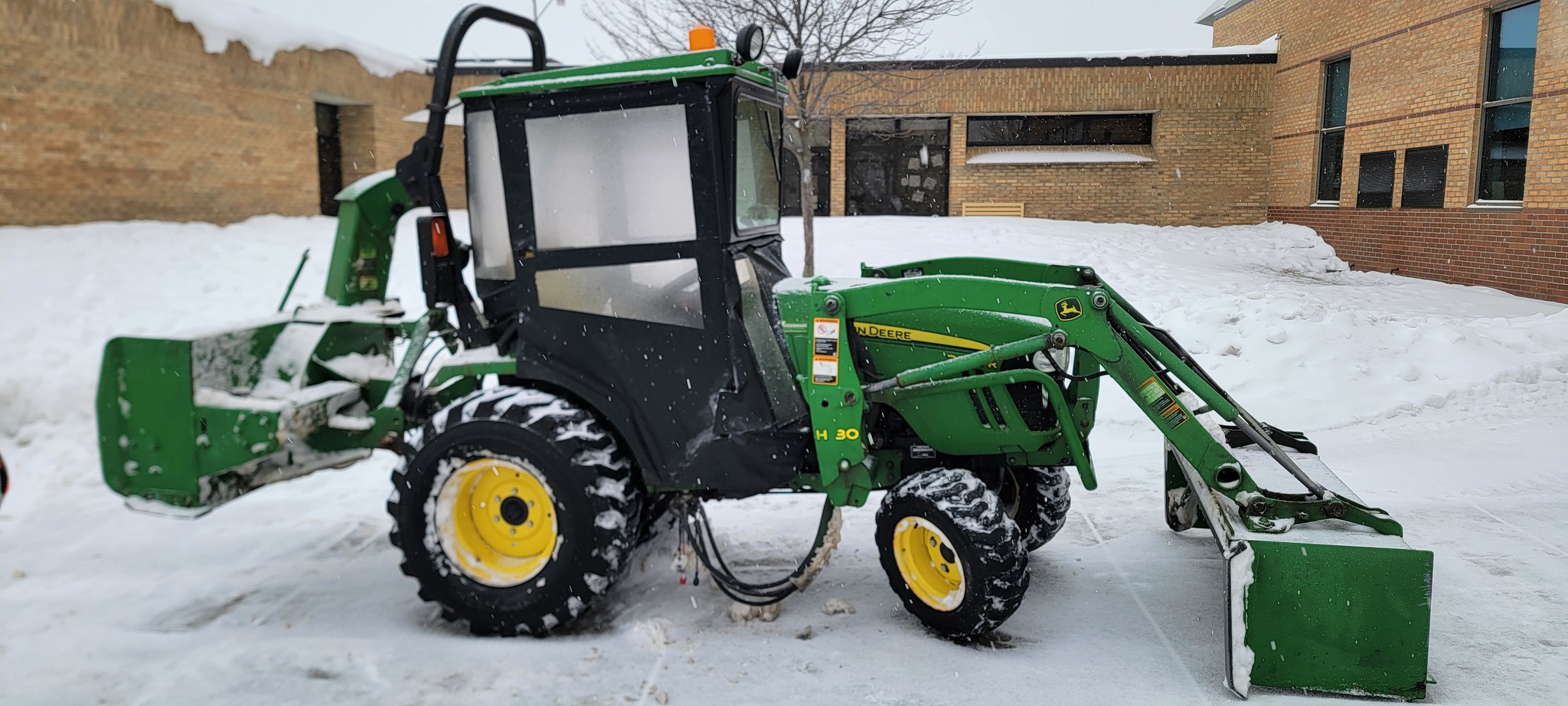 2014 John Deere 2032R Image 1