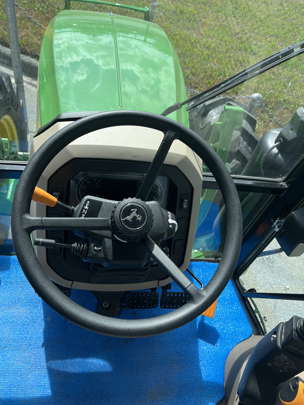 John Deere 5105M Image 10