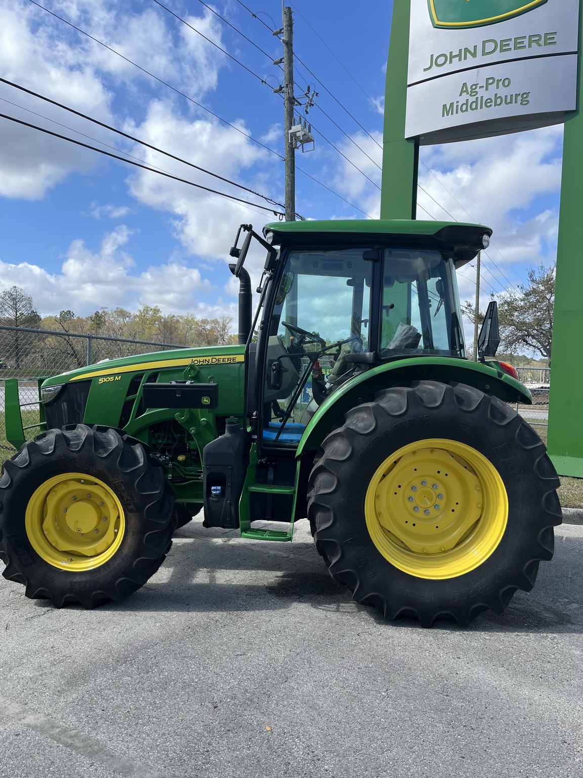 John Deere 5105M Image 2
