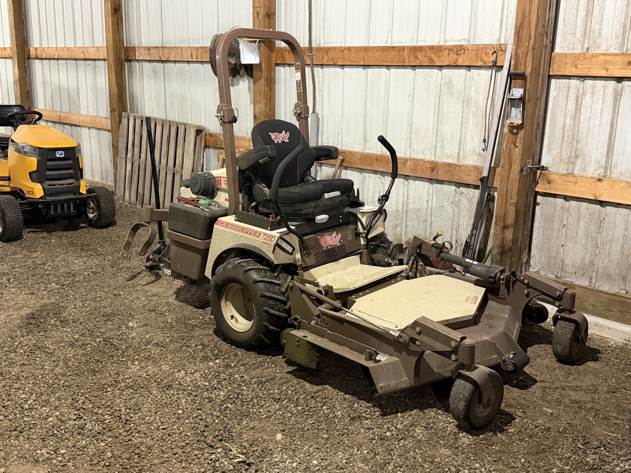 2022 Grasshopper 725DT Image 1