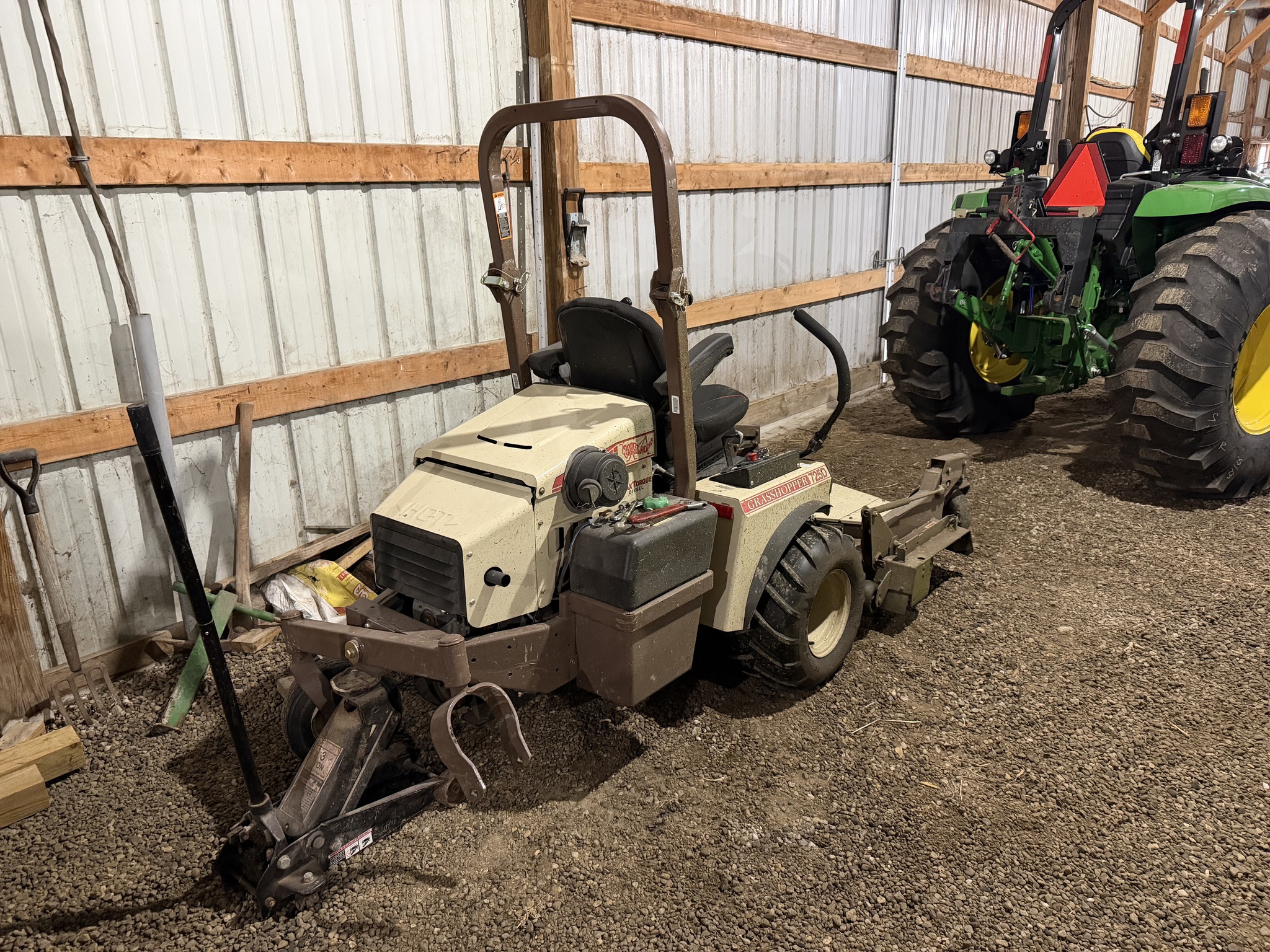 2022 Grasshopper 725DT Image 2
