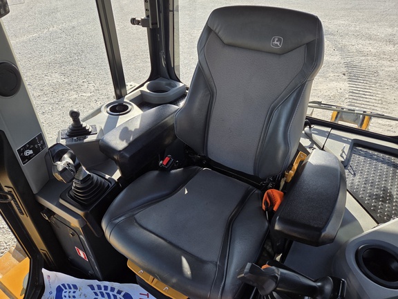 2024 John Deere 700L