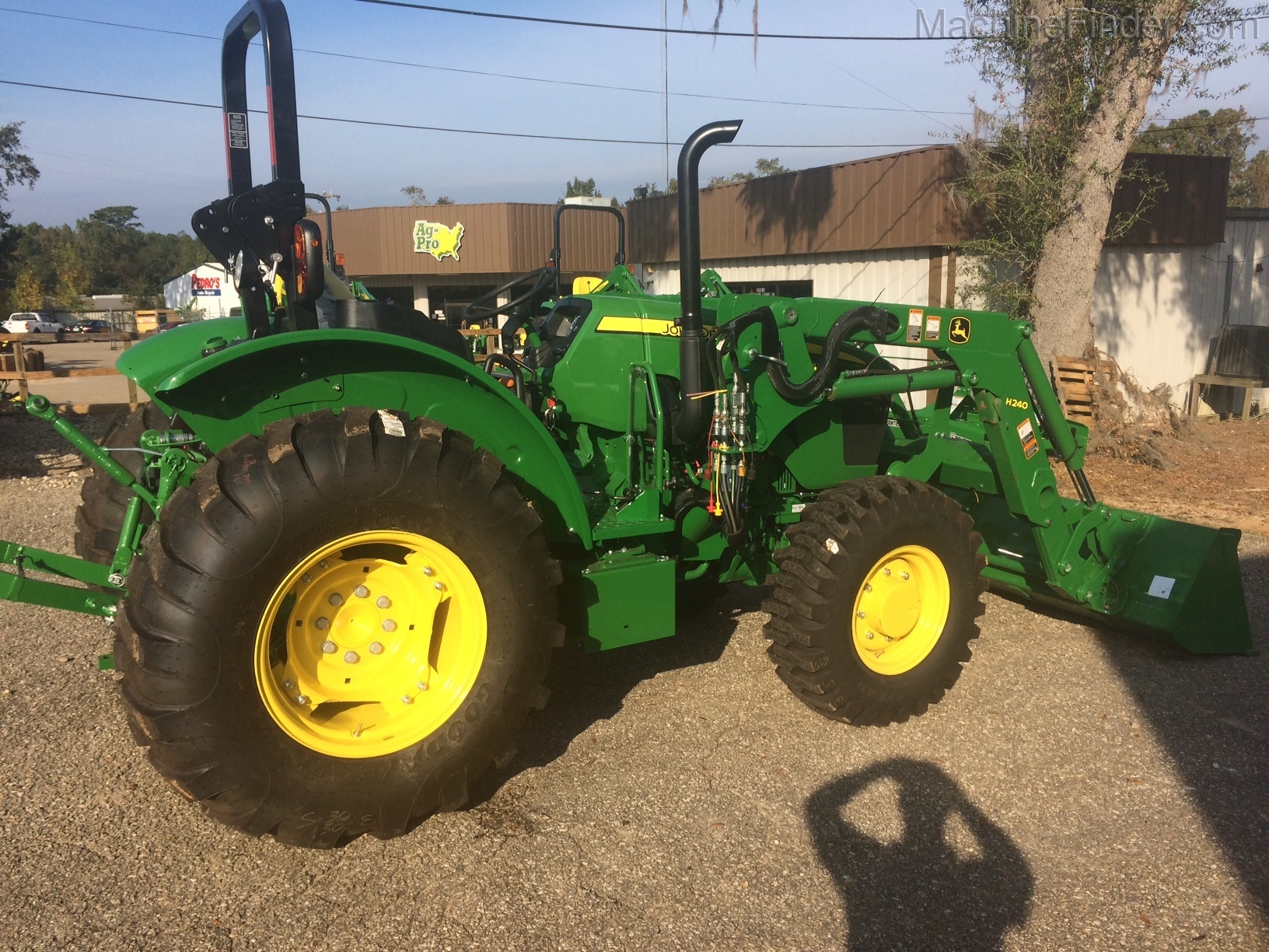 2020 John Deere 5045E Image 4