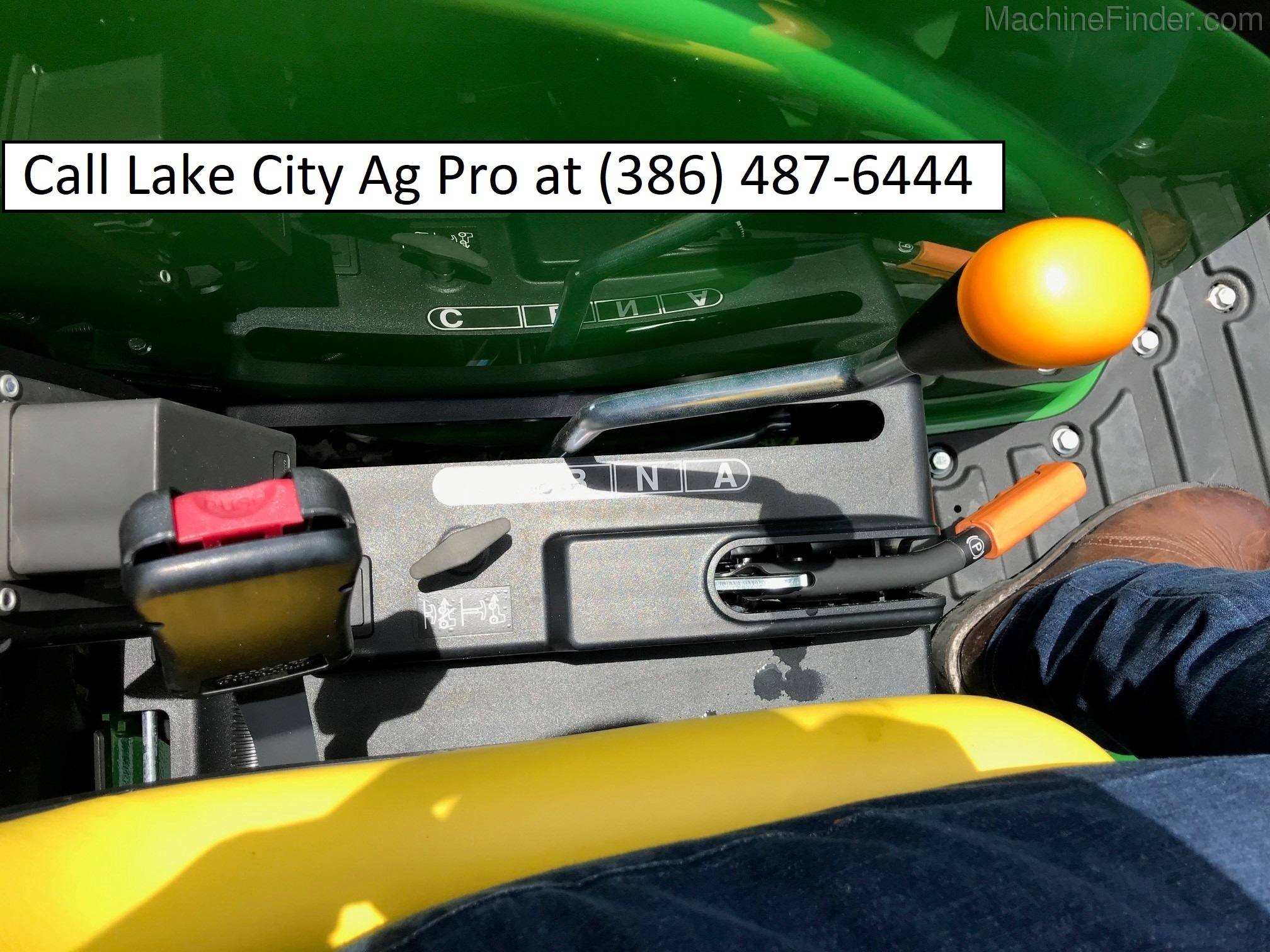 2020 John Deere 4044M Image 8