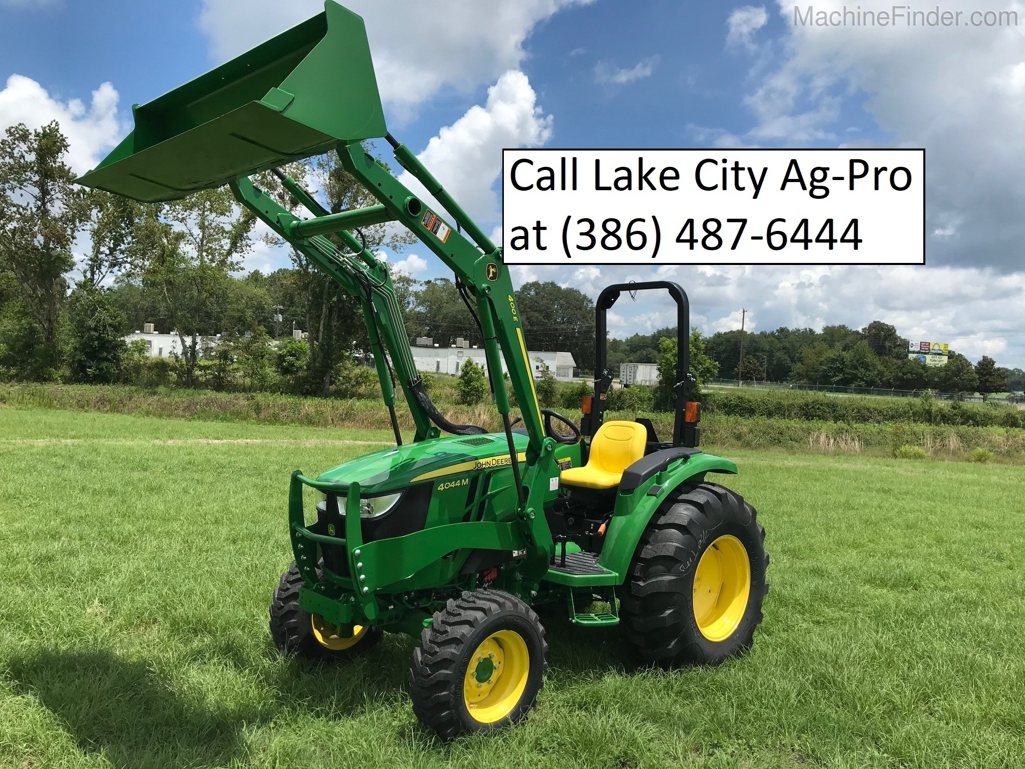 2020 John Deere 4044M Image 5