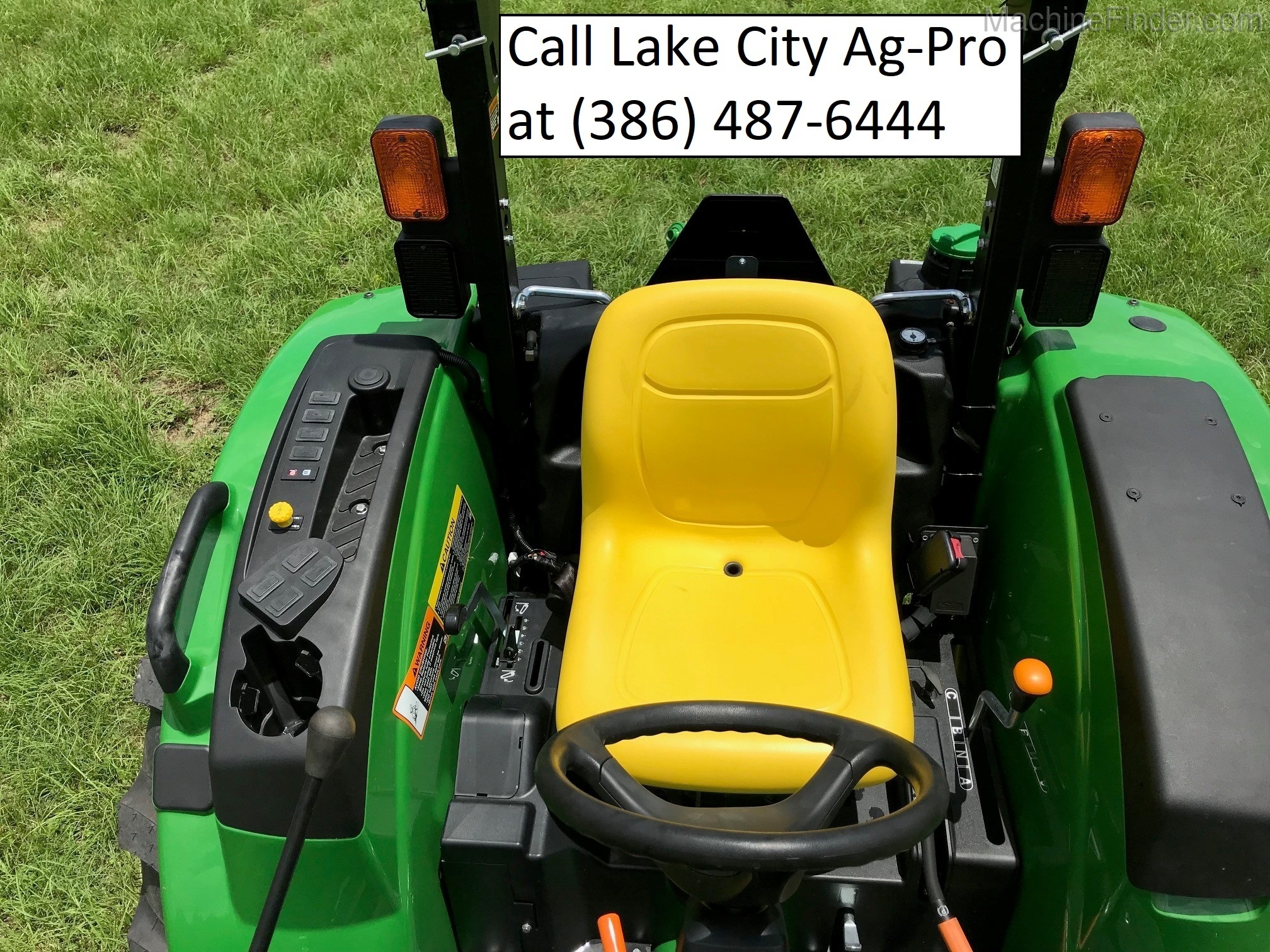 2020 John Deere 4044M Image 7