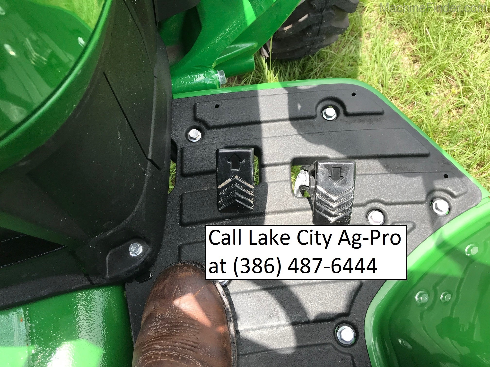 2020 John Deere 4044M Image 10