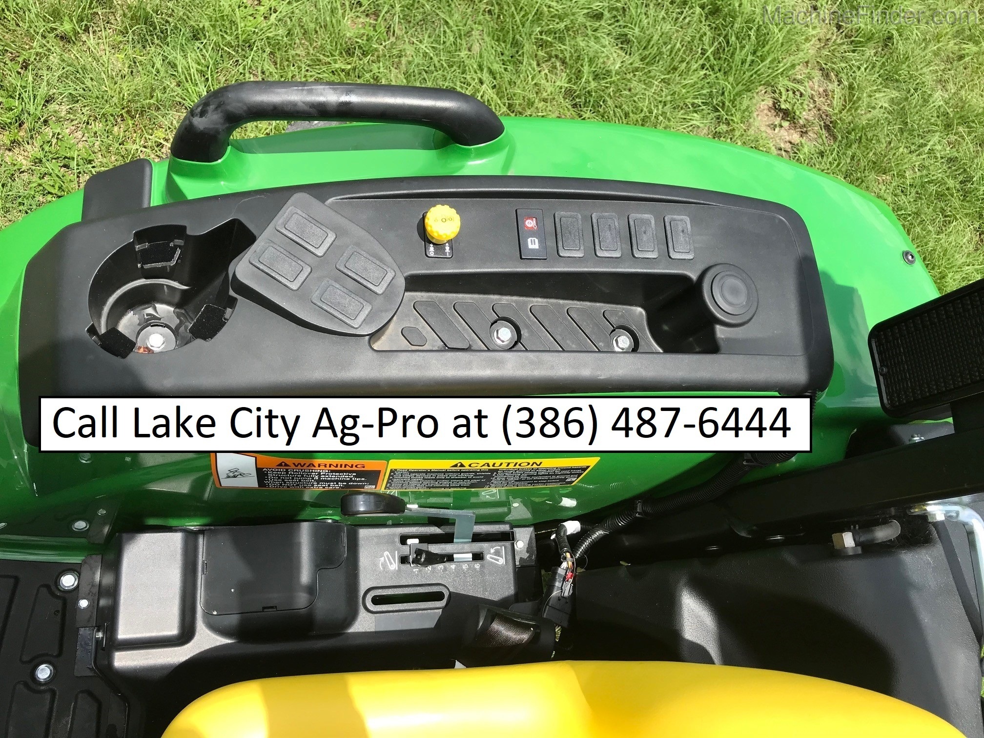 2020 John Deere 4044M Image 9
